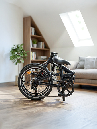 프레임을 접을 수 있어 실내 보관과</br>대중 교통 이용이 용이한 자전거